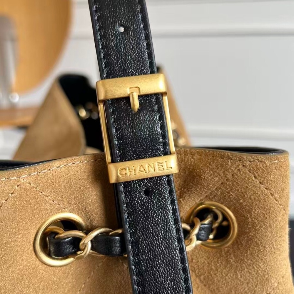 Chanel Two-Tone Camel Suede and Black Leather Shoulder Bag - Picture 4 of 7